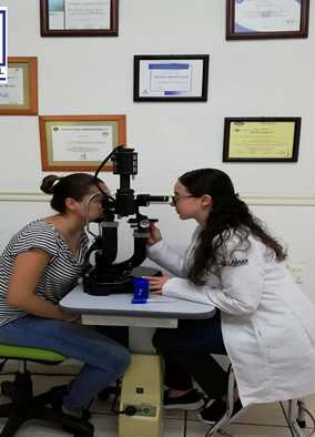 Equipo de Óptica Industrial atendiendo a un cliente